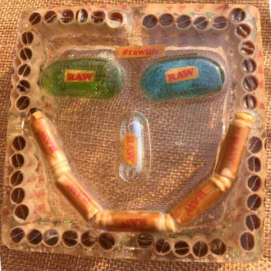 smiley resin ashtray available on jonnybaba Lifestyle